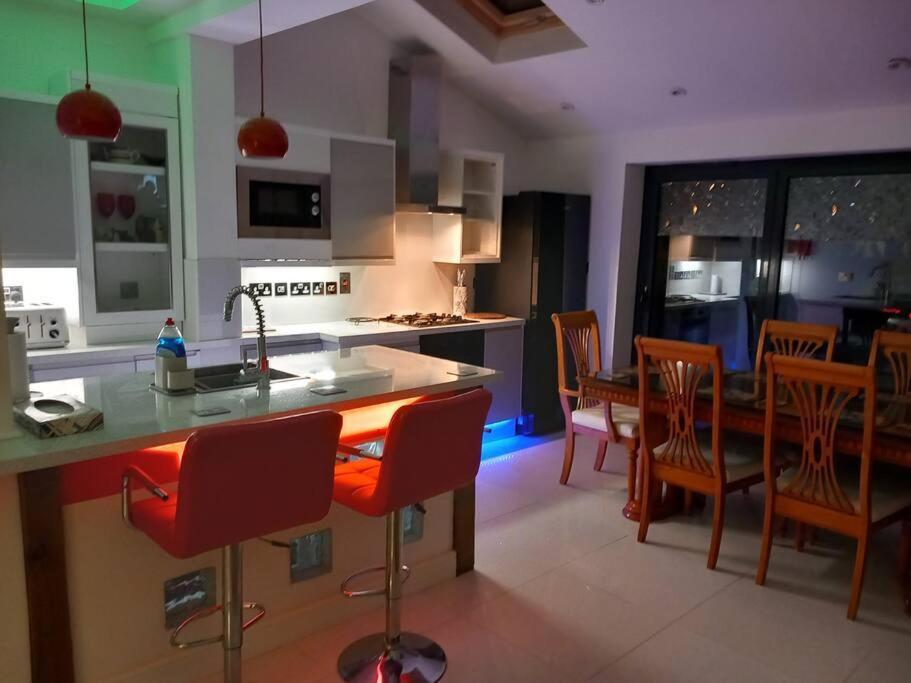Luxury Holiday Home, Near Beach Southend-on-Sea Exterior photo